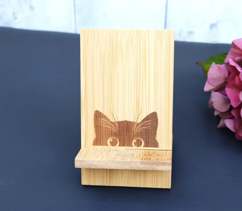 Handy Smartphone Halter Holz graviert Personalisierbar mit Katze