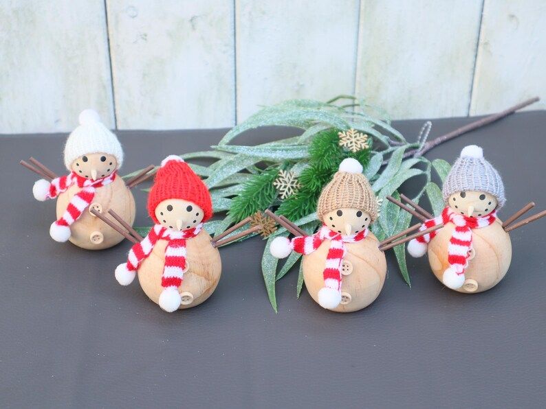 Weihnachtsdeko Schneemann mit Mütze Holz 4 Farben Tischdeko ROT