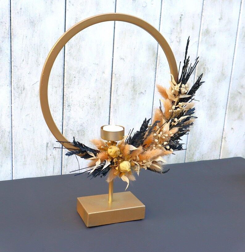 Tisch Gesteck Trockenblumendeko Ringgesteck Tischloop Kreisgesteck goldfarbig schwarz