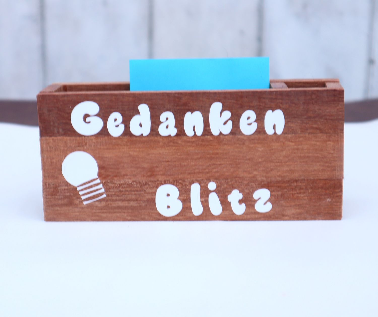 Geschenk Idee mit graviertem Kuli und Notizzettelhalter dunkles Holz