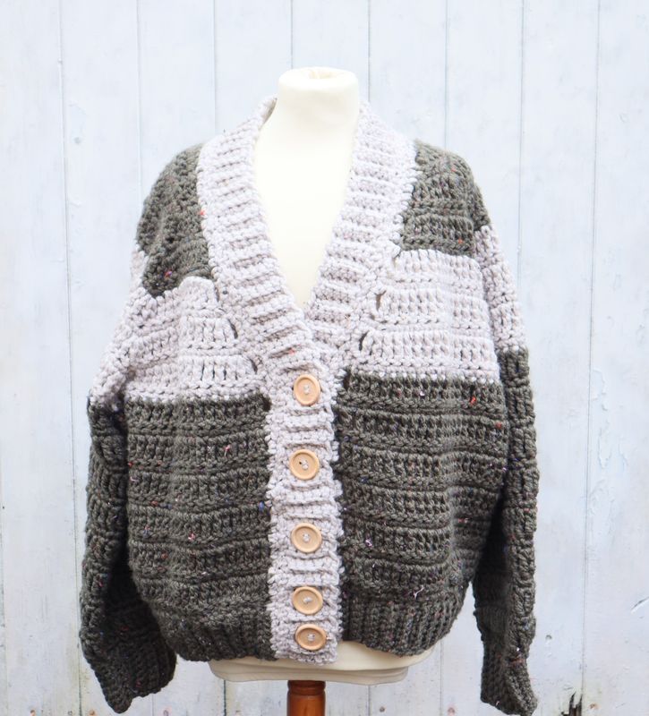 Strickjacke Cardigan gehäkelt im Tweedlook Oberteil Handarbeit