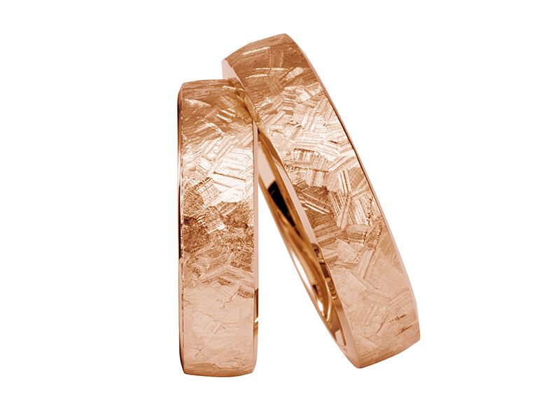 Gehämmerte  Eheringe Rotgold gehämmert Trauringe Modern GOLDSCHMIED JUWELIER EDER FELDBACH
