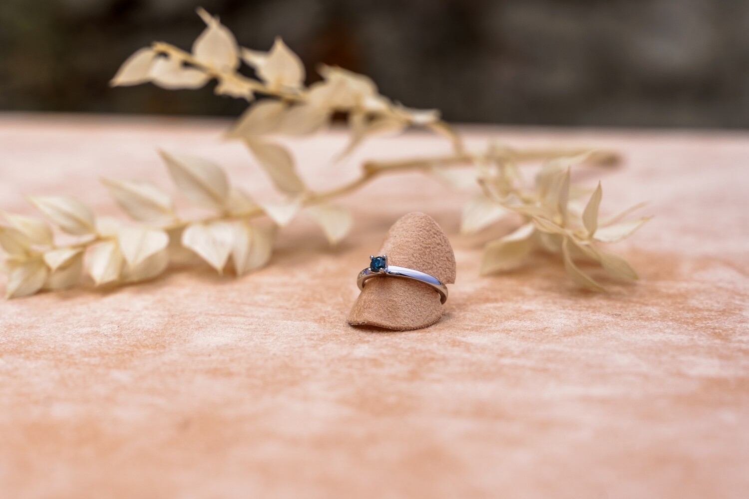 Weißgold Ring mit blauem Diamant