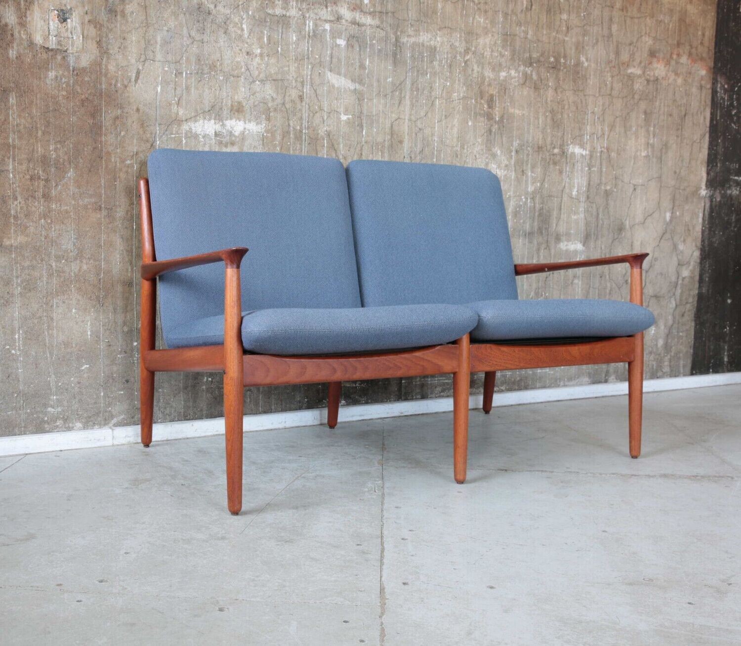 Retro Sofa 2 Sitzer