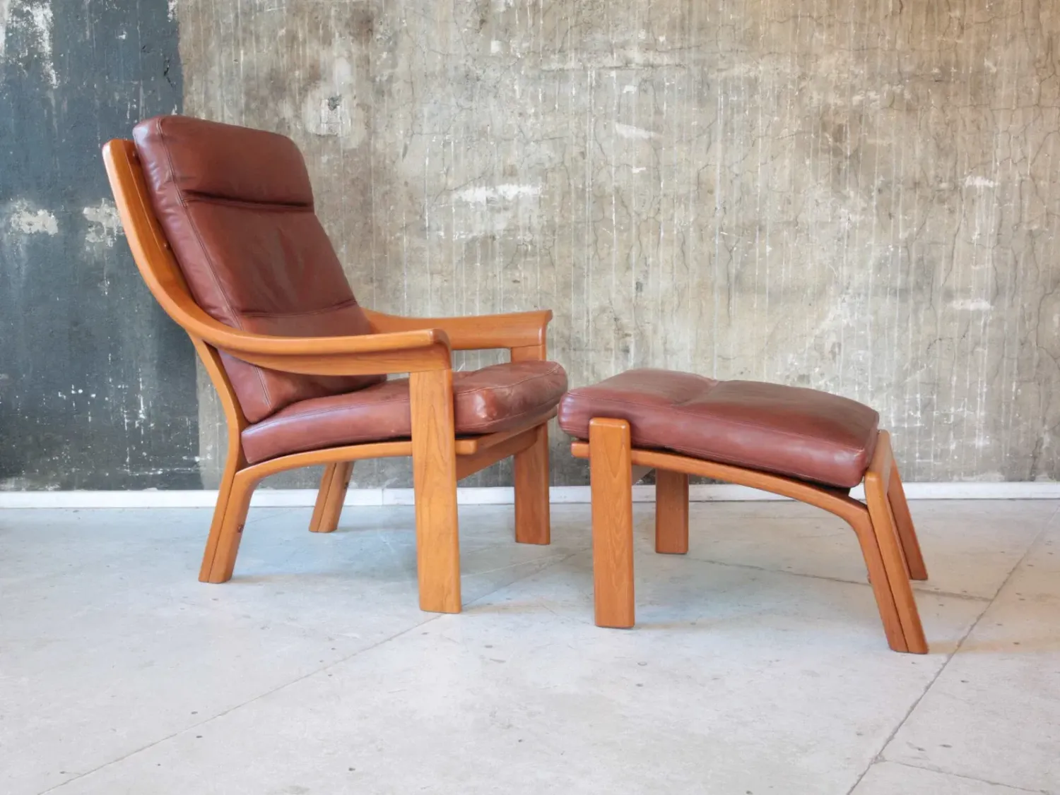 Vintage Ledersessel mit Hocker