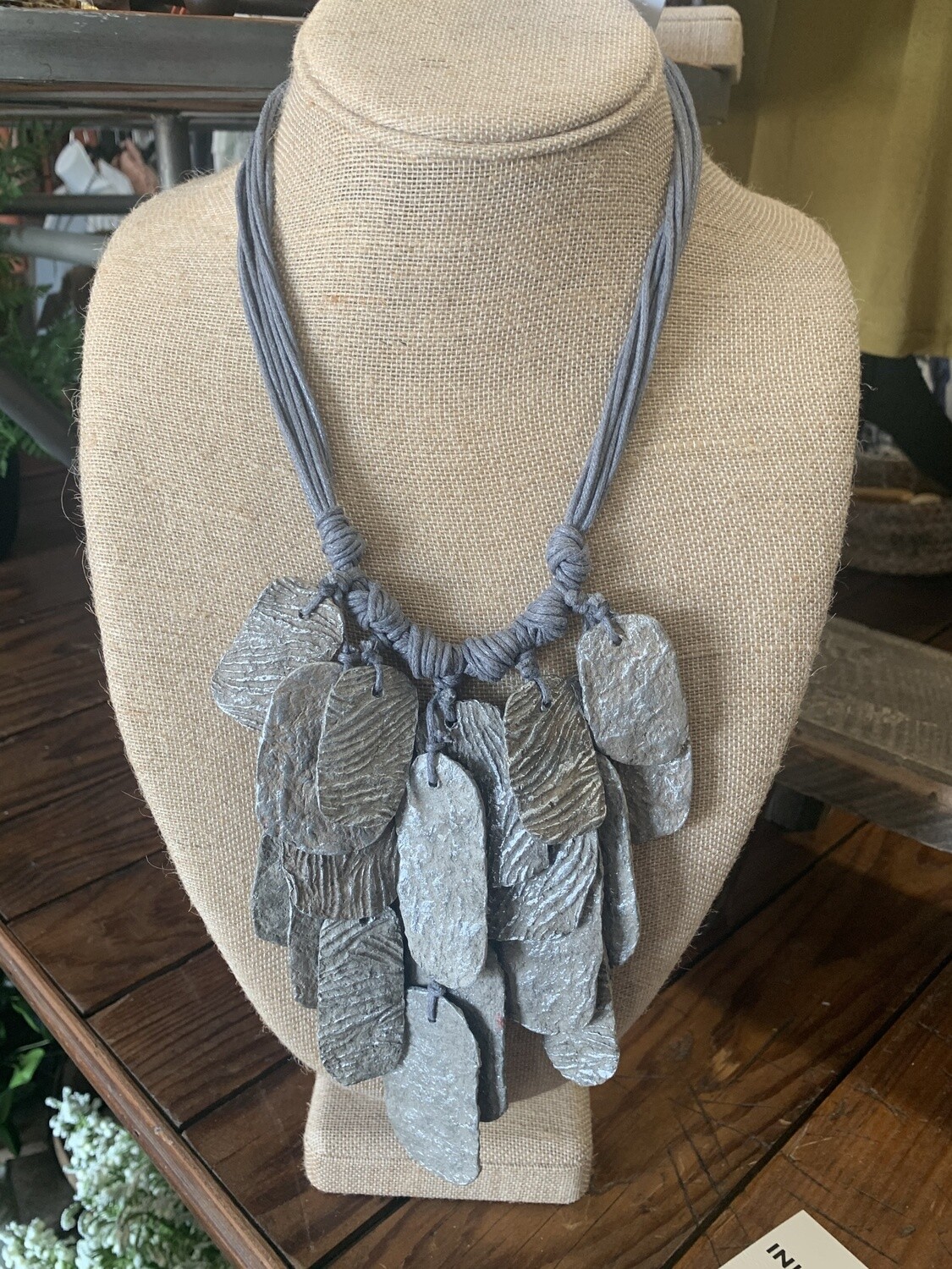 Paper Necklace Square Circles 019-12-20