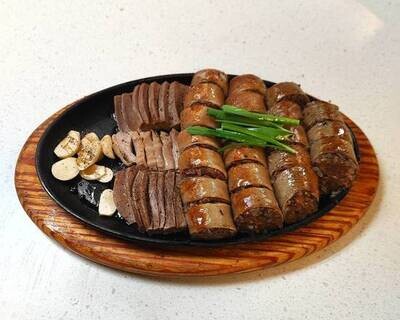 Grilled Korean Style Blood Sausage and Organs on a Hot Plate (모듬순대 (순대 + 내장) / 猪级胃血场及內班拼盘)
