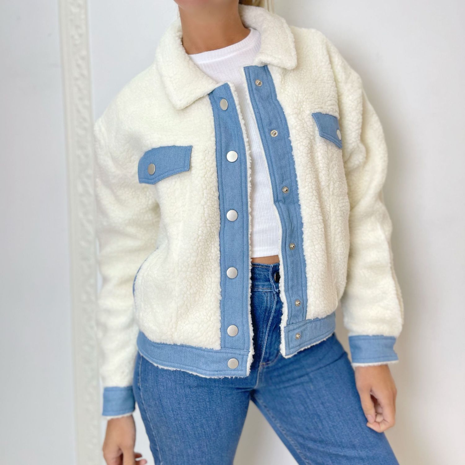 CHELSIE  -  campera corderito con vivo en jean.