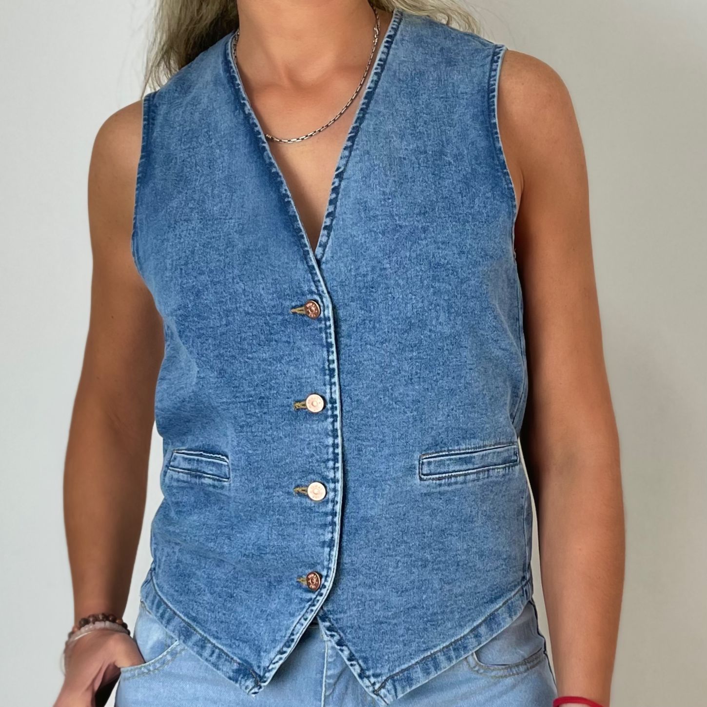 chaleco jean con lycra  - KAMI claro