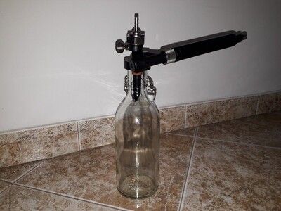 Ръчно устройство за пълнене на стъклени бутилки с бира