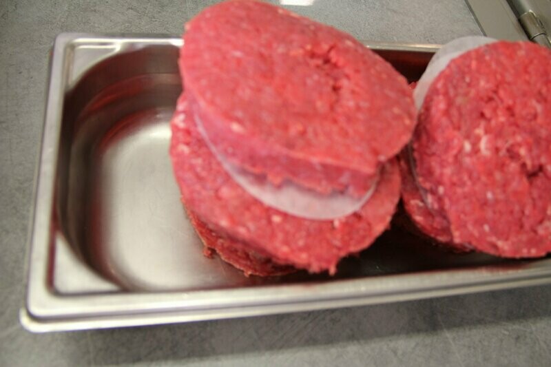 Lot de 4 steaks hachés  500 gr environ (Préparation hachée provenant de morceaux dénervés et dégraissés salée) sous vide