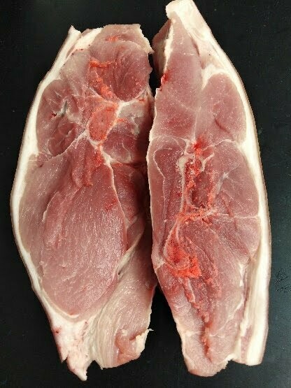Portion de 1 kg de Rouelle épaule de porc avec os  sous vide
