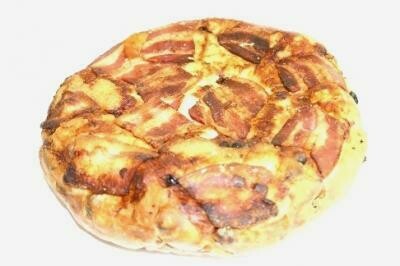 Midden wit tarwebrood met rozijnen, krenten en spek (Spekpoffert)