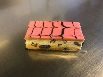 Tompouce met gele room en slagroom 