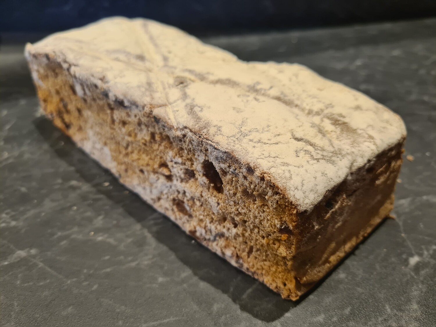 Oude wijvenkoek met rozijnen