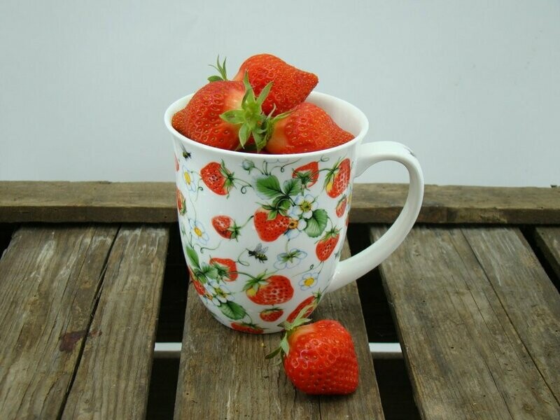 aardbeien mok gevuld met aardbeien