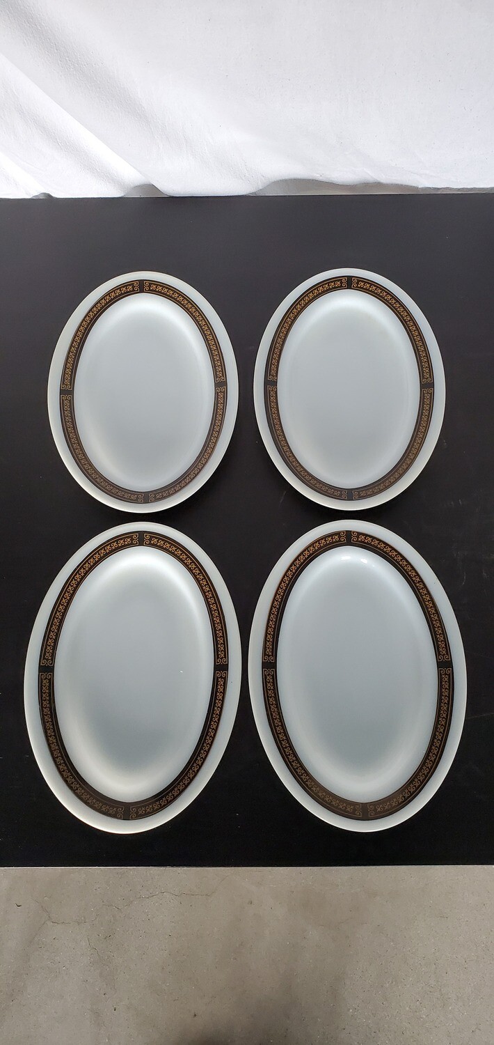 Set of 4 Vintage Pyrex Platters