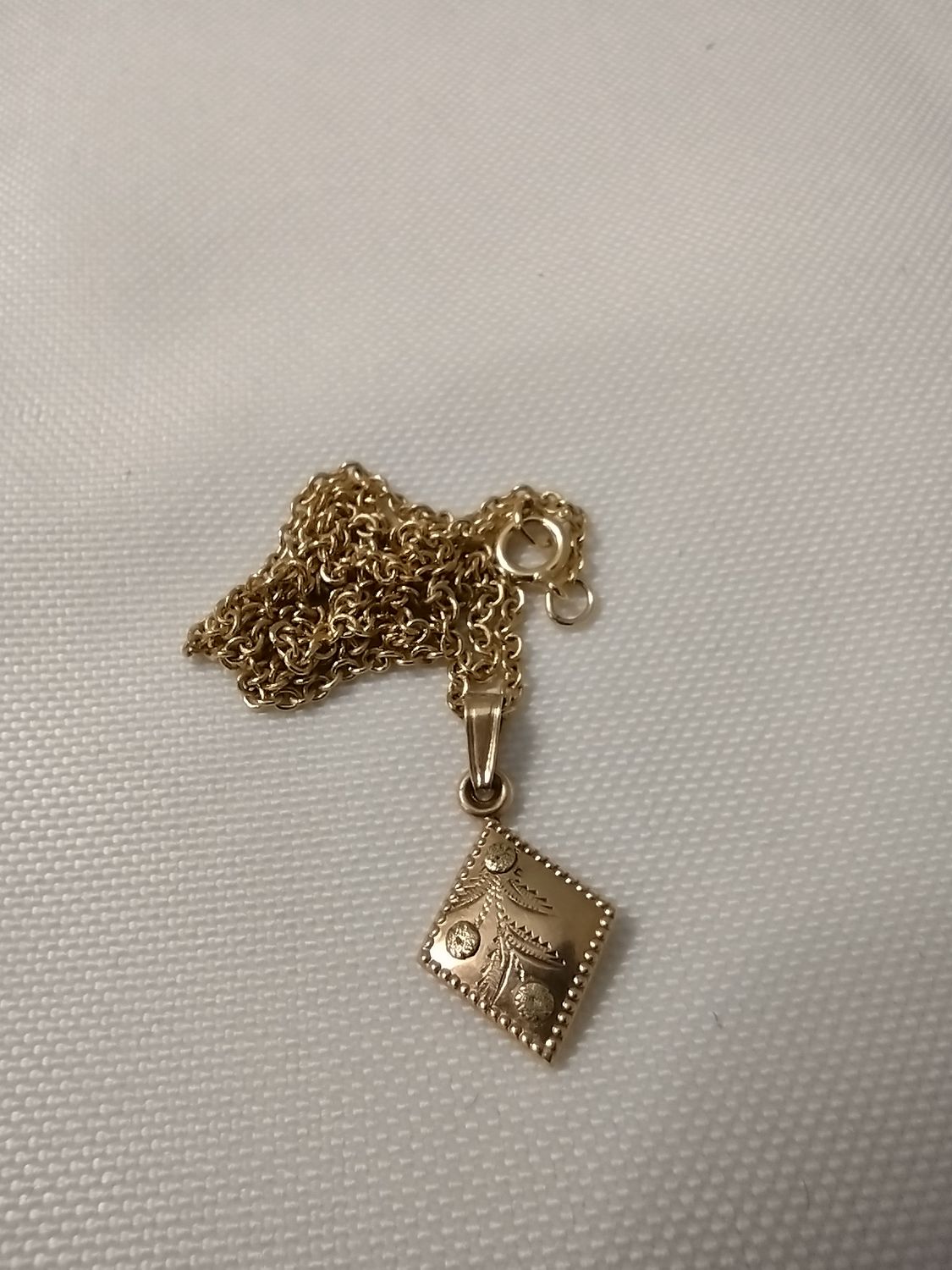 14K Gold Pendent With Flower Pattern