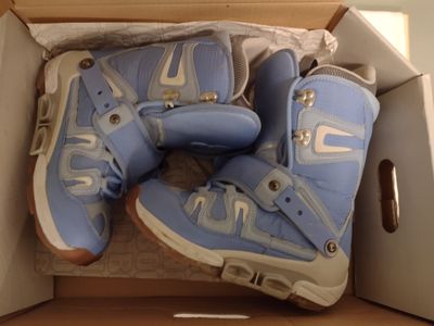 Burton Freestyle SI Woman&#39;s Snowboard Boots - Size 8