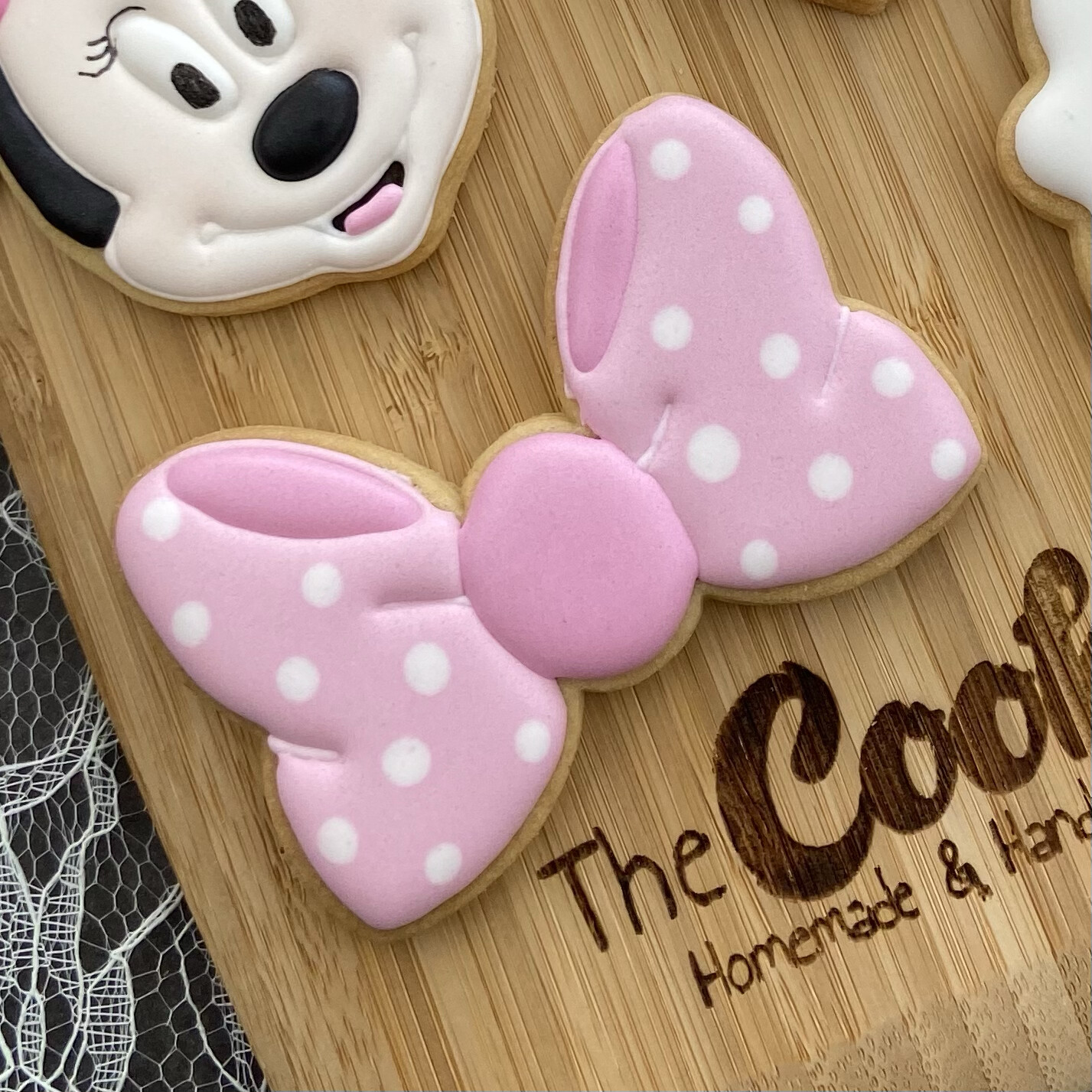 Roze strik koekje met witte stippen in Minnie Mouse stijl – The Cookie Studio