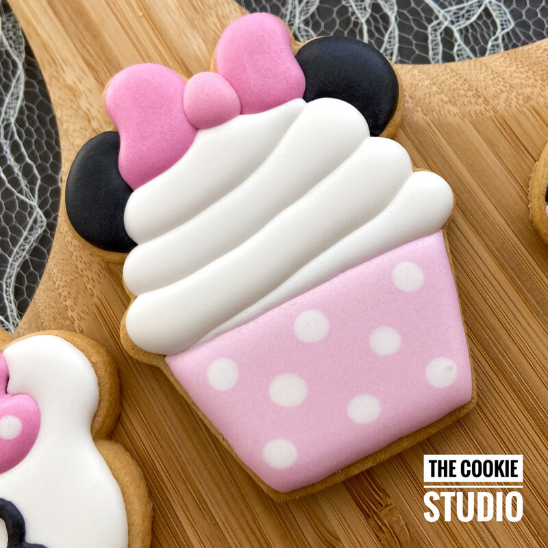 Handgemaakt cupcake koekje in Minnie Mouse stijl met roze stippen en strik – The Cookie Studio