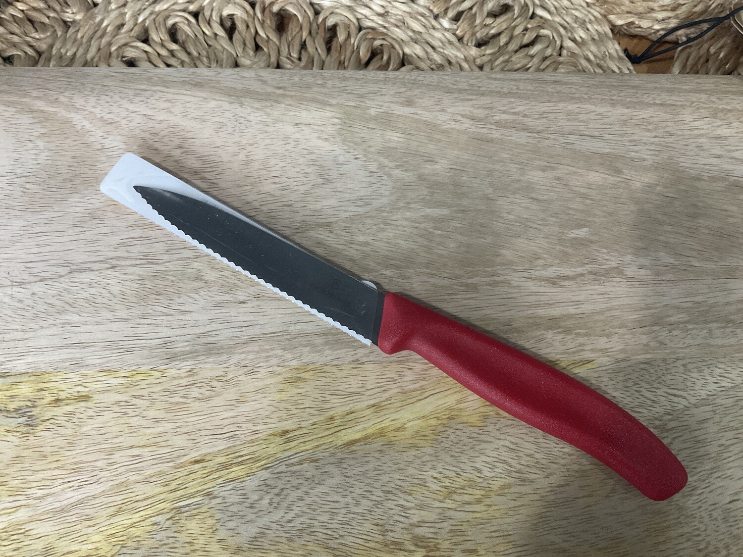 VICTORINOX - Pointed Tip Vegetable Knife Serrated 10cm Red