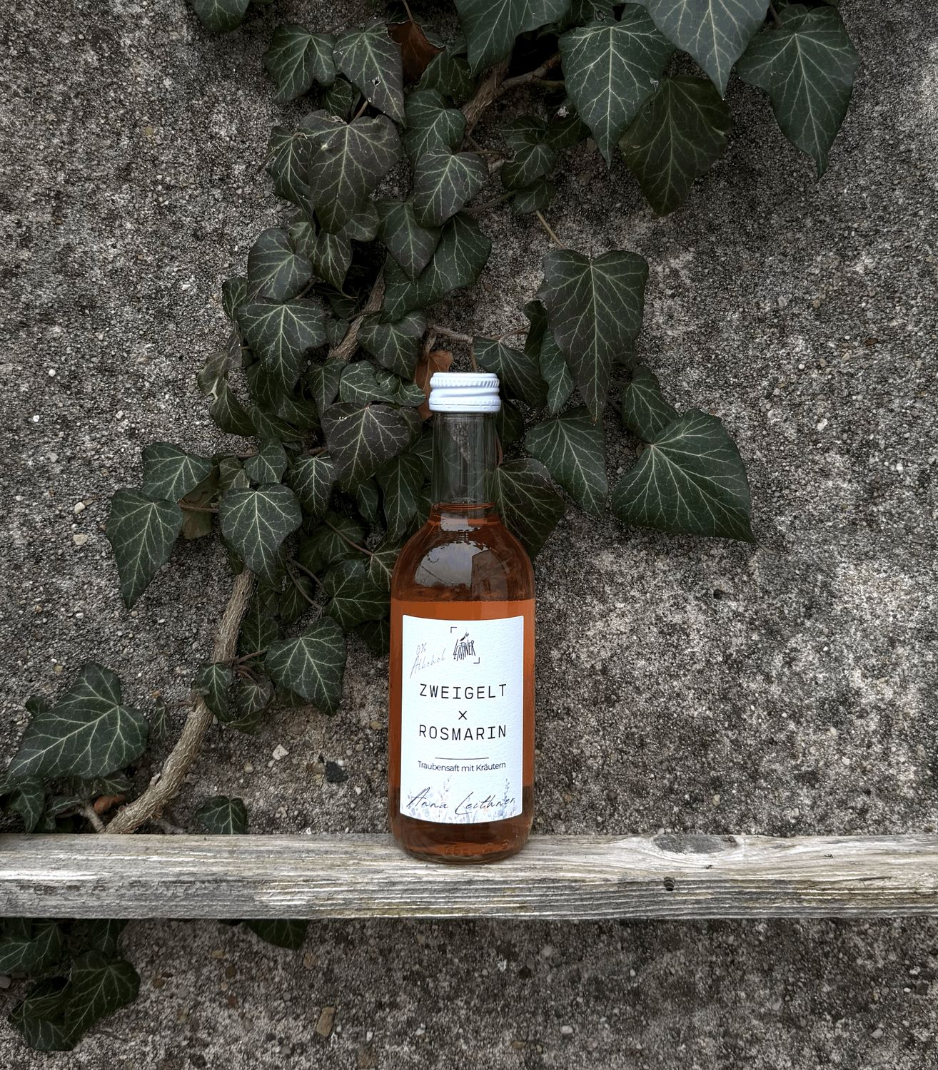 Traubensaft Zweigelt x Rosmarin Traubensaft Zweigelt x Rosmarin