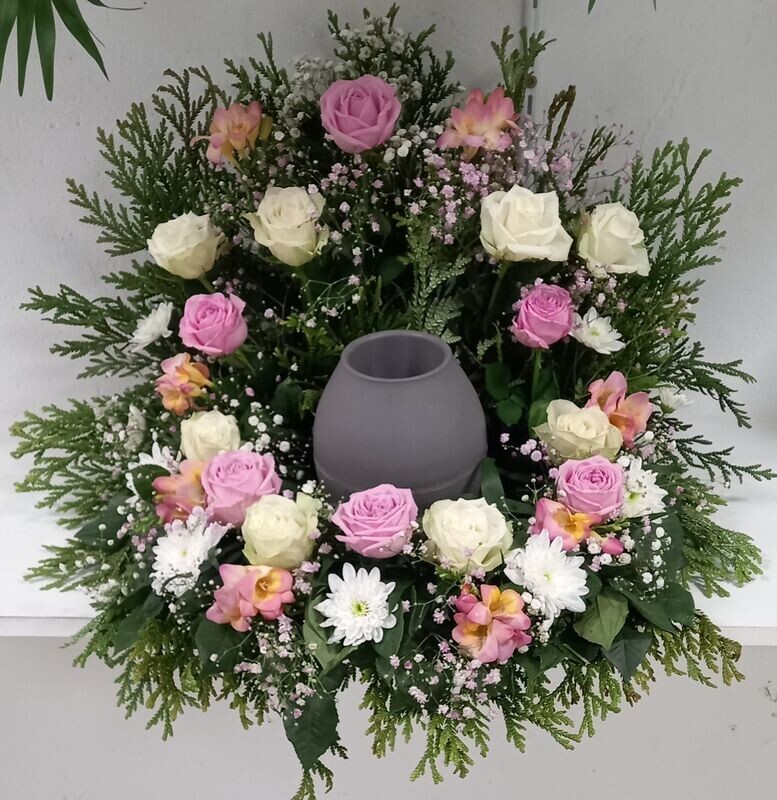 Urnennest in rosa weiß