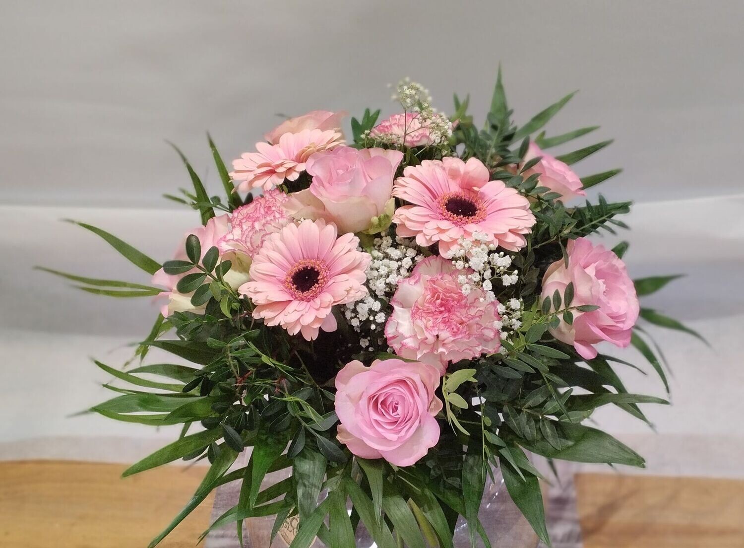 Rosa Träumerei – Rosen, Gerbera und Nelken in Zartrosa Rosa Träumerei – Rosen, Gerbera und Nelken in Zartrosa