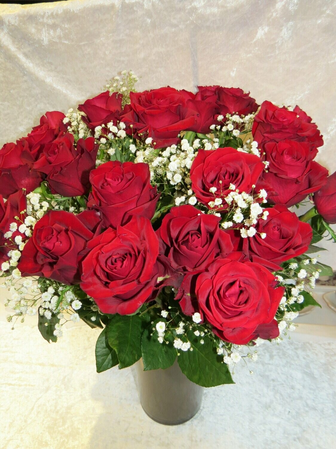 Das gute Dutzend - 12 Rote Rosen mit Schleierkraut Das gute Dutzend - 12 Rote Rosen mit Schleierkraut