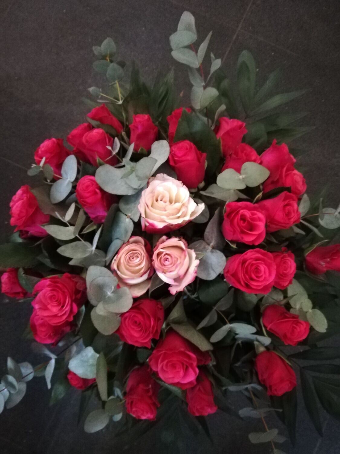Three Hearts – Rosenstrauß in Pink mit Eukalyptus, 40 cm Three Hearts – Rosenstrauß in Pink mit Eukalyptus, 40 cm