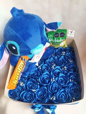 Caja de rosas y peluche