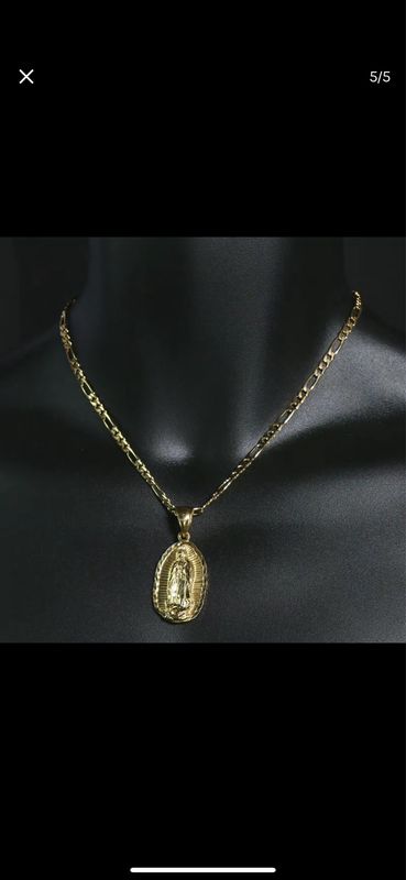 Cadena con dije de la virgen 