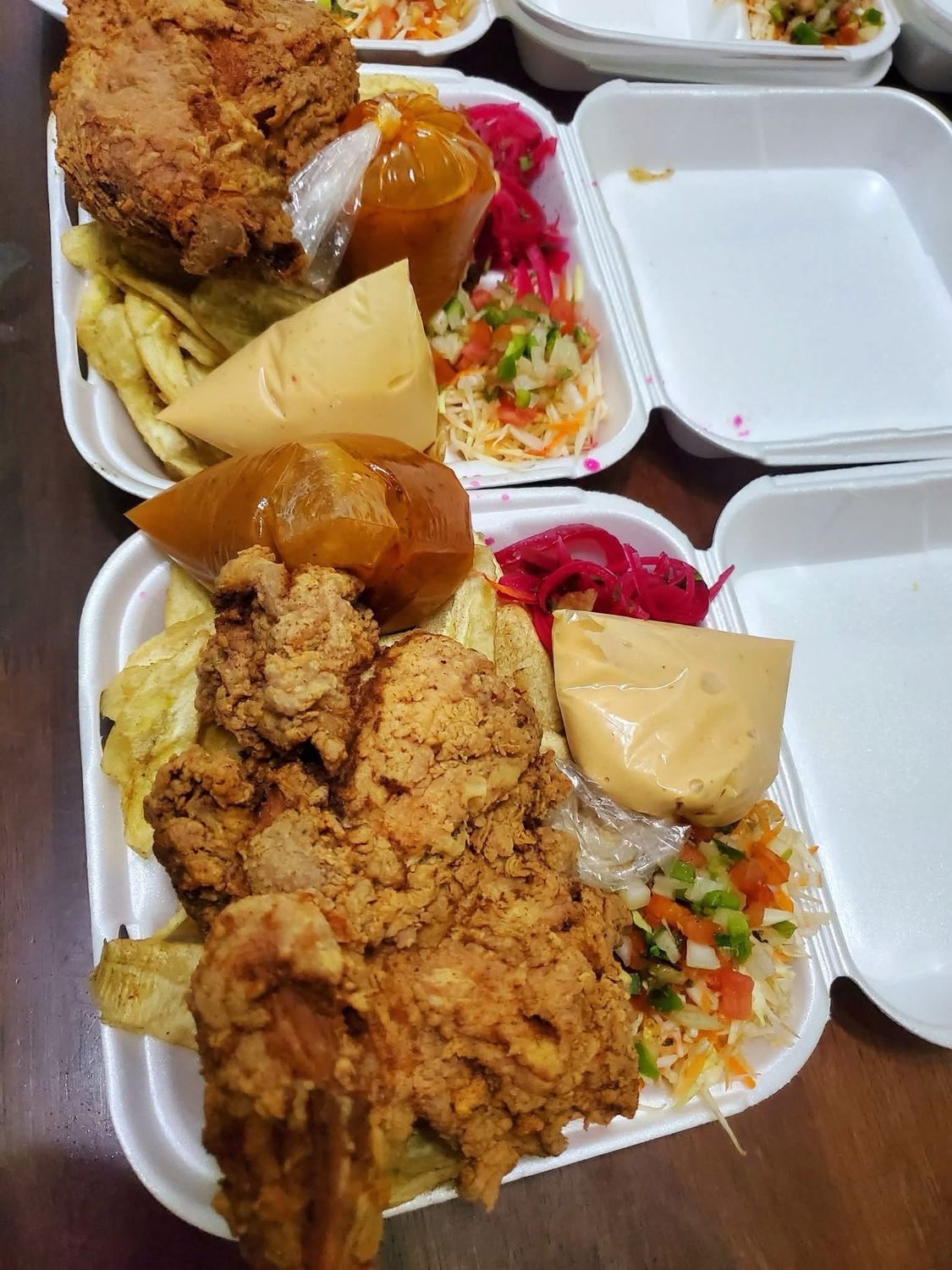 Pollo con tajadas 