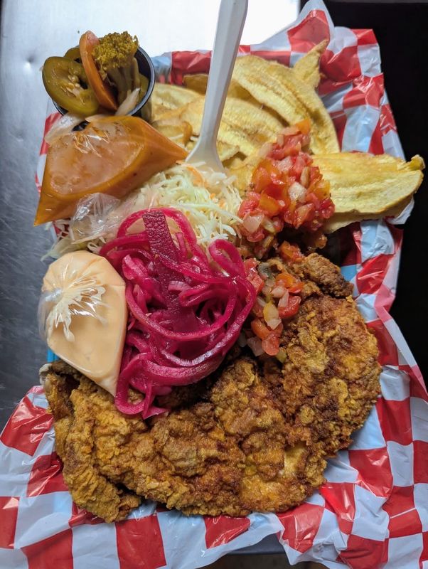 Pollo con tajadas 