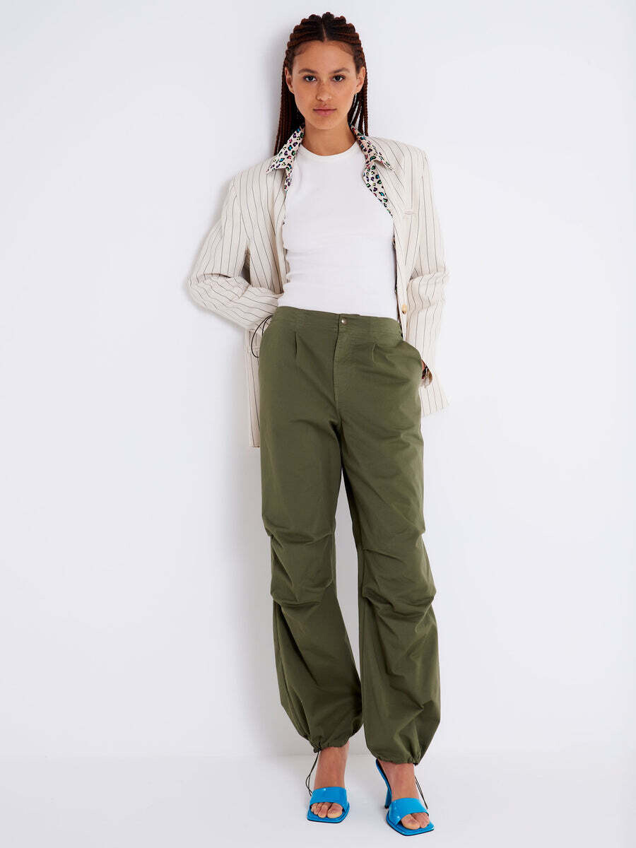 VICOLO - Pantalone Parachute con Coulisse
SKU: DE5124019EMIL
Colore: militare