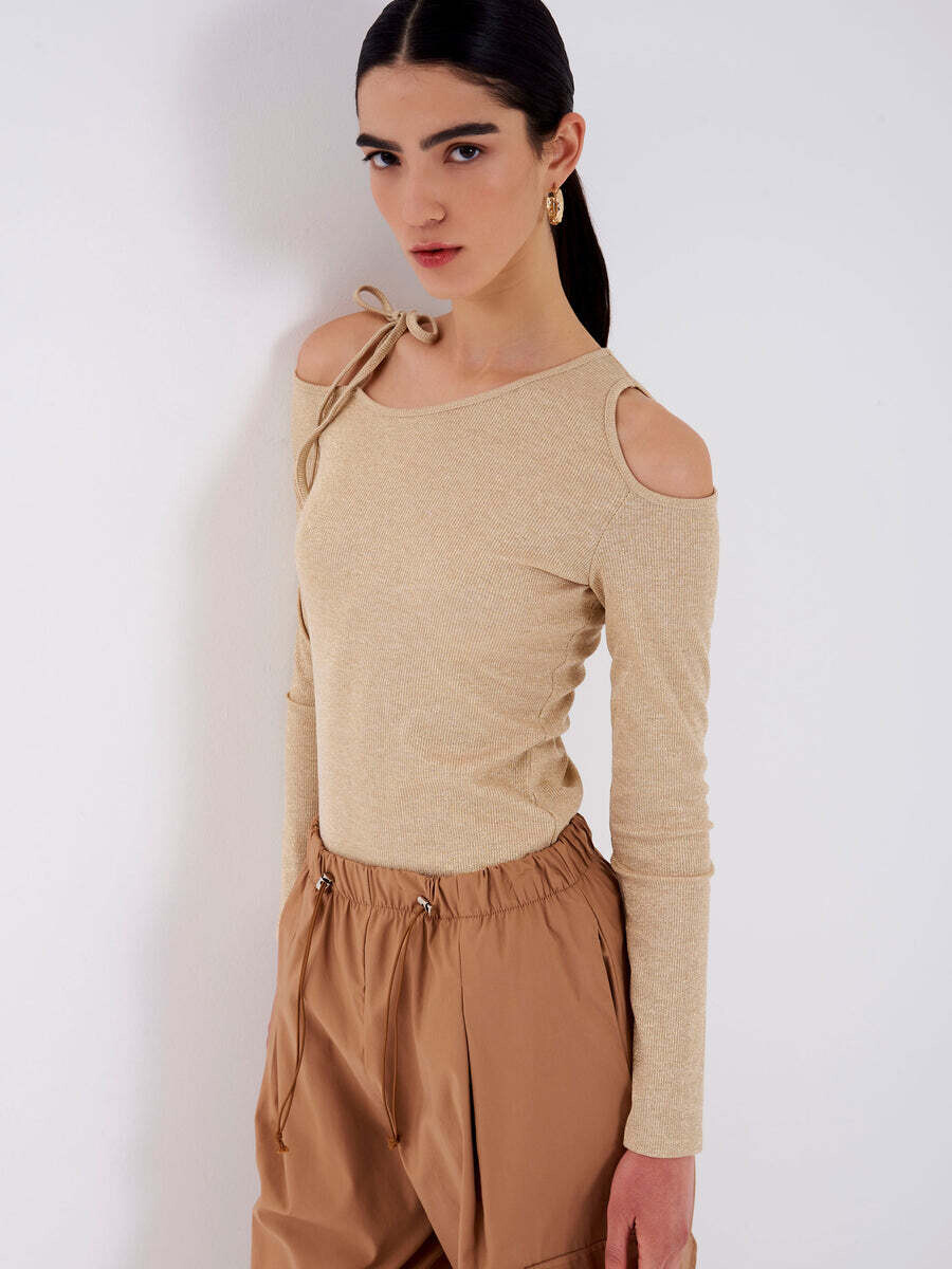 VICOLO - T-shirt Cut Out Lurex
SKU: UE0005025AORO
Colore: oro