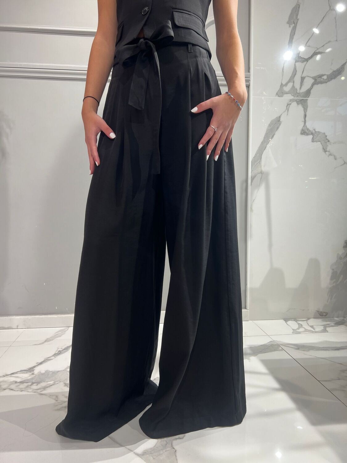 VICOLO - Pantalone Palazzo con Fiocco
Nero
SKU: TR0319004AVAN-3