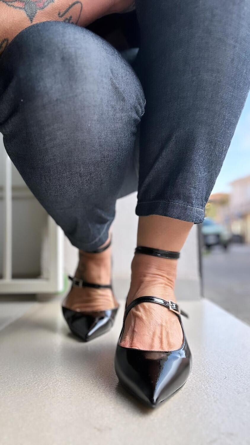 DIVINE FOLLIE
DIVINE FOLLIE - DÉCOLLETÉ IN VERNICE NERO