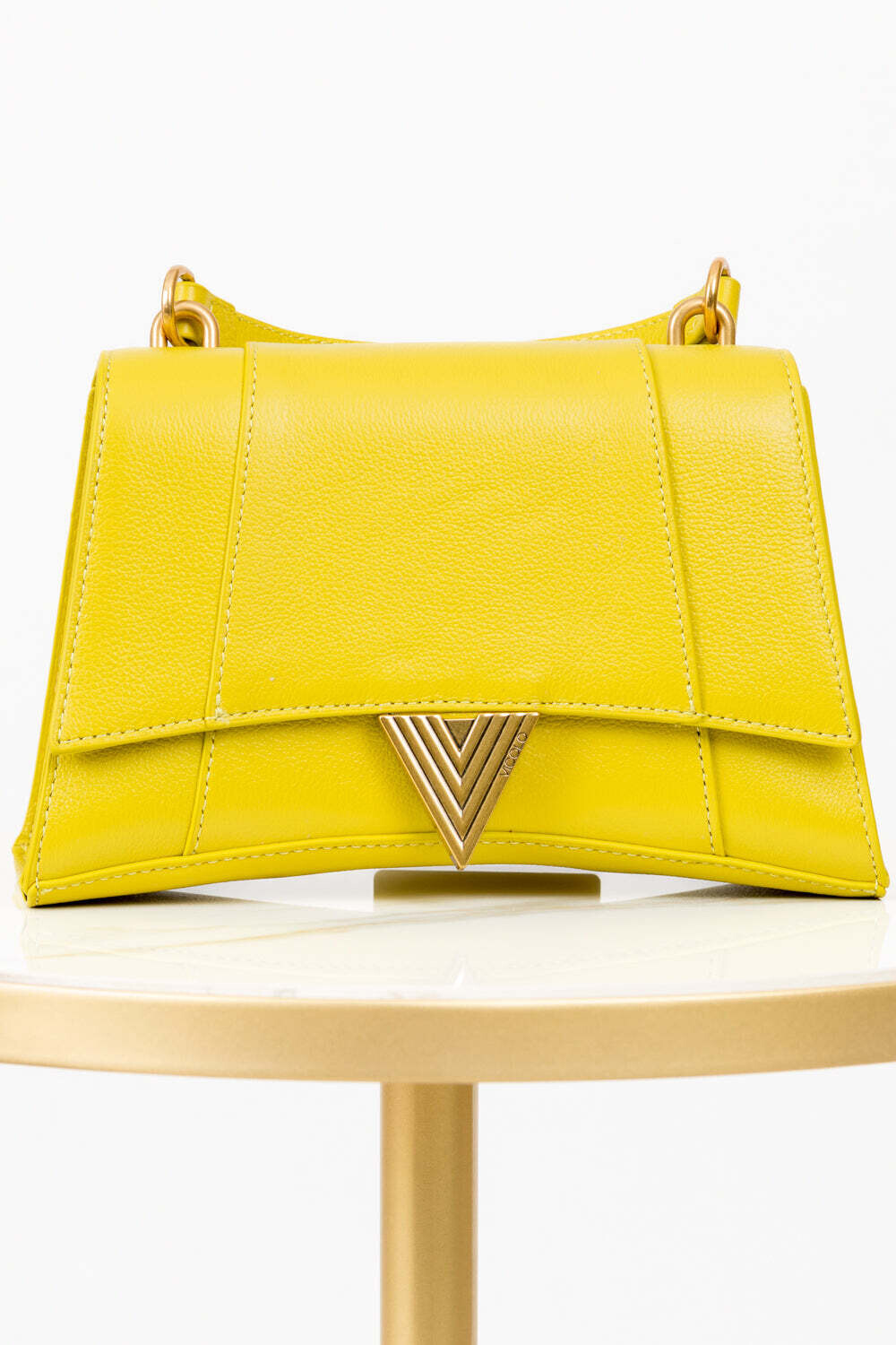 Vicolo - Borsa trapezio a mano con placca
Colore: Giallo
Art. AB0010