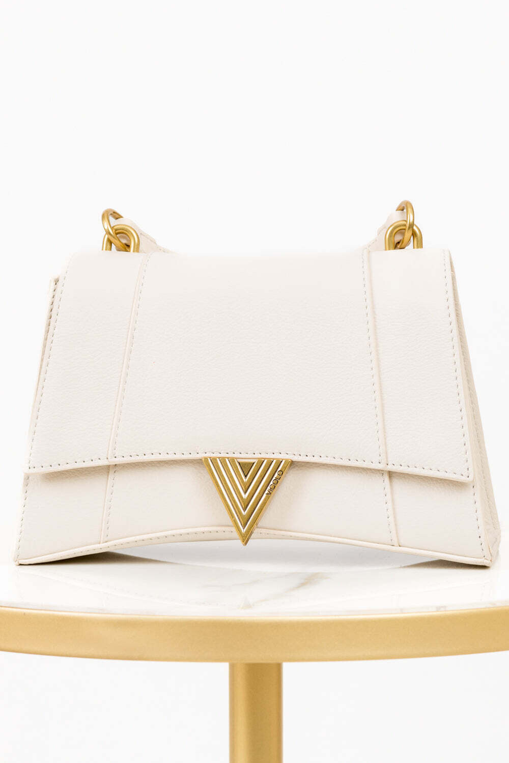 Vicolo - Borsa trapezio a mano con placca
Colore: Burro
Art. AB0010