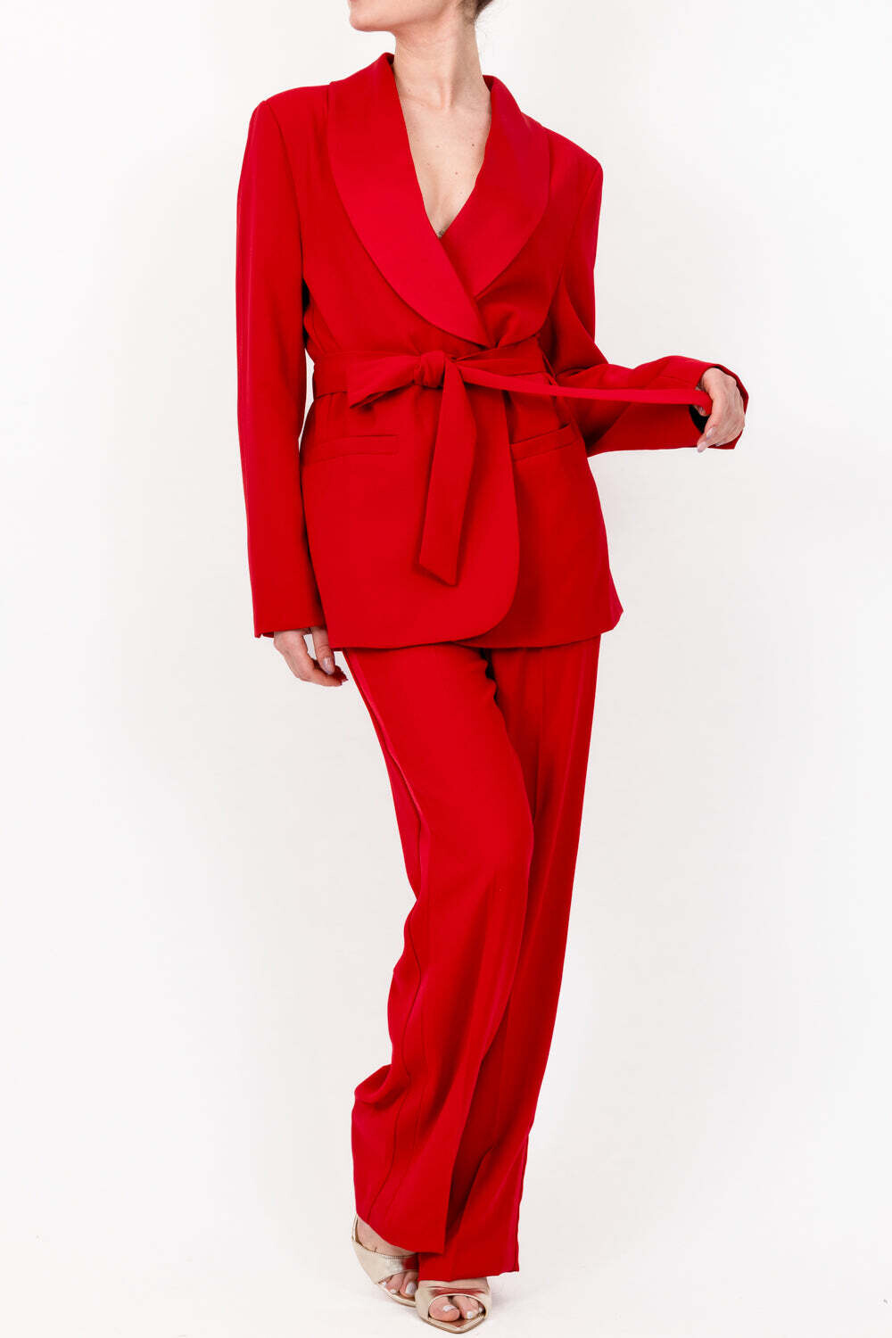 Vicolo - Giacca profili raso con cinta
Art. TB1200
Colore: Rosso