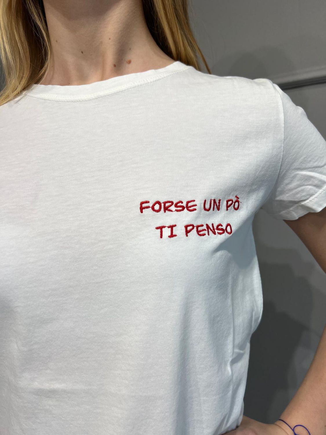 VICOLO -T-shirt &quot;FORSE UN PO&#39; TI PENSO&quot; - latte SKU: rb0676-133707