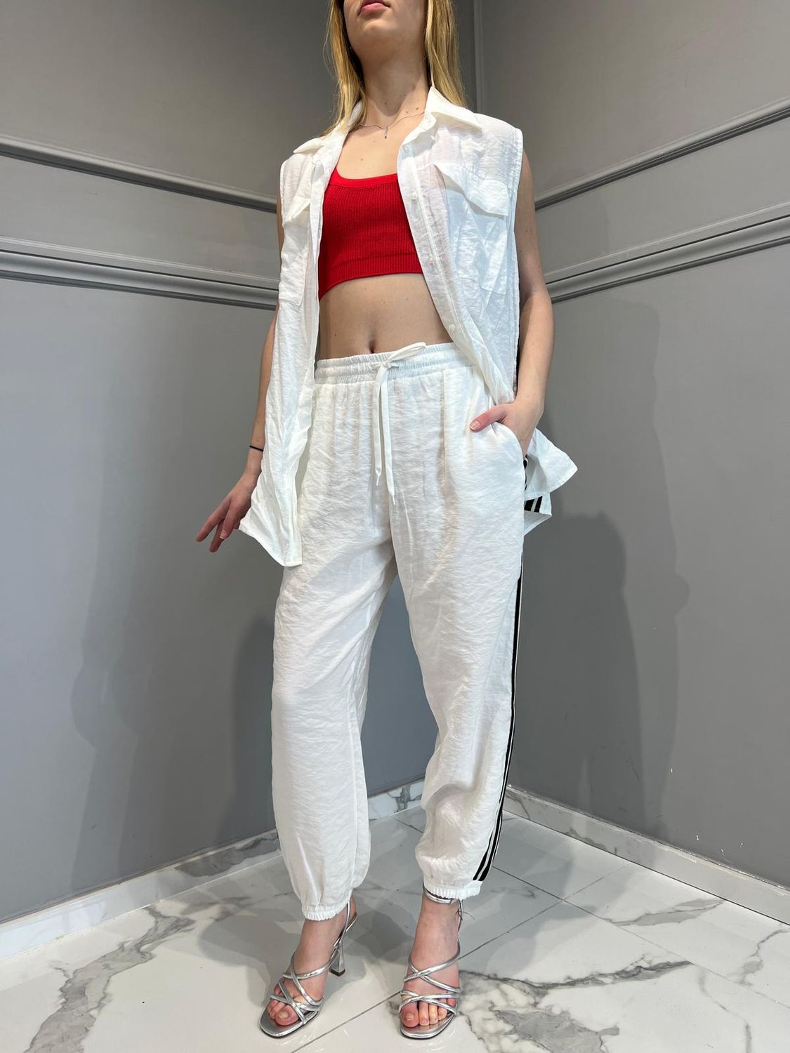 Tensione in-Camicia smanicata banda laterale - latte/nero  rn1379