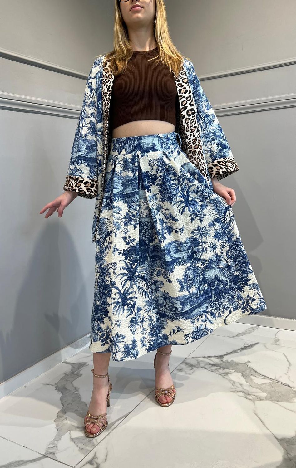 Tensione in-Kimono goffrato fantasia Toile de Jouy - burro/jeans/maculato

SKU: 33959