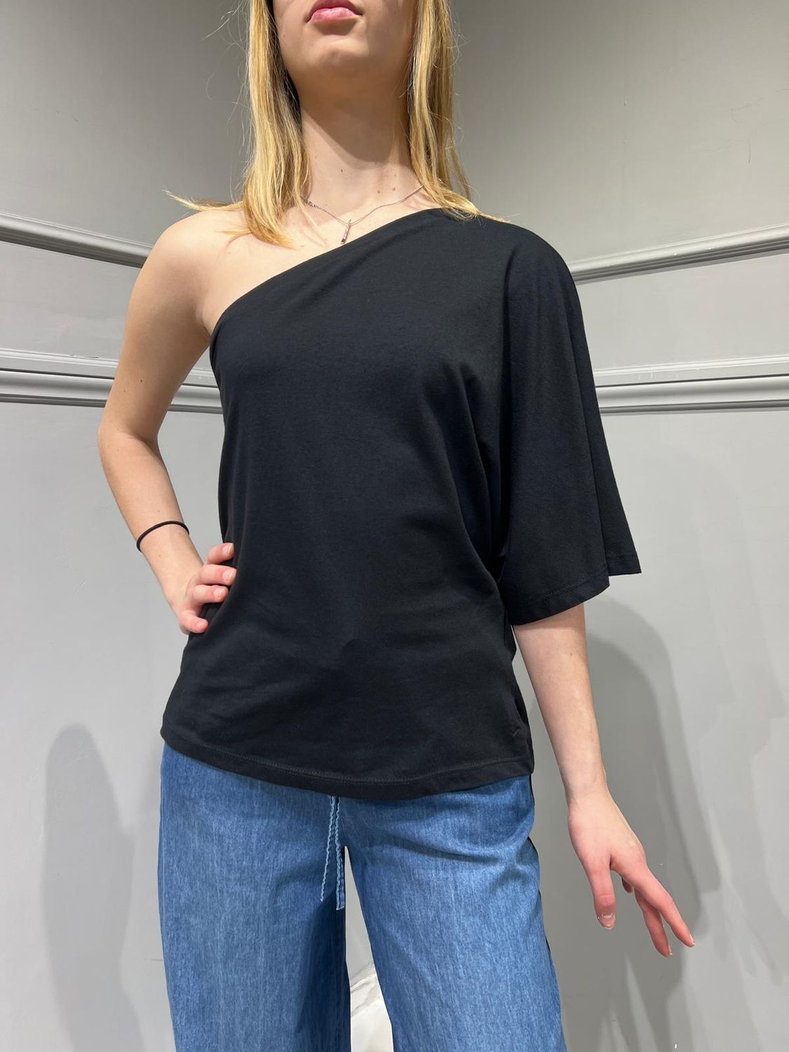 TENSIONE IN
-T-shirt monospalla in cotone - nero

SKU: dc1647-139991