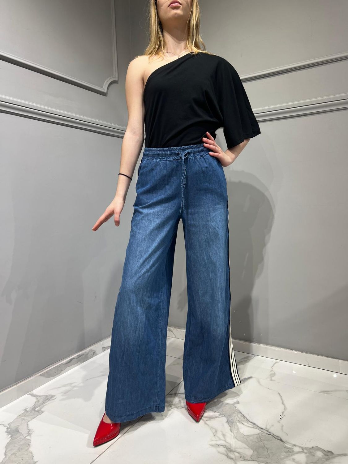 TENSIONE IN
-T-shirt monospalla in cotone - nero

SKU: dc1647-139991