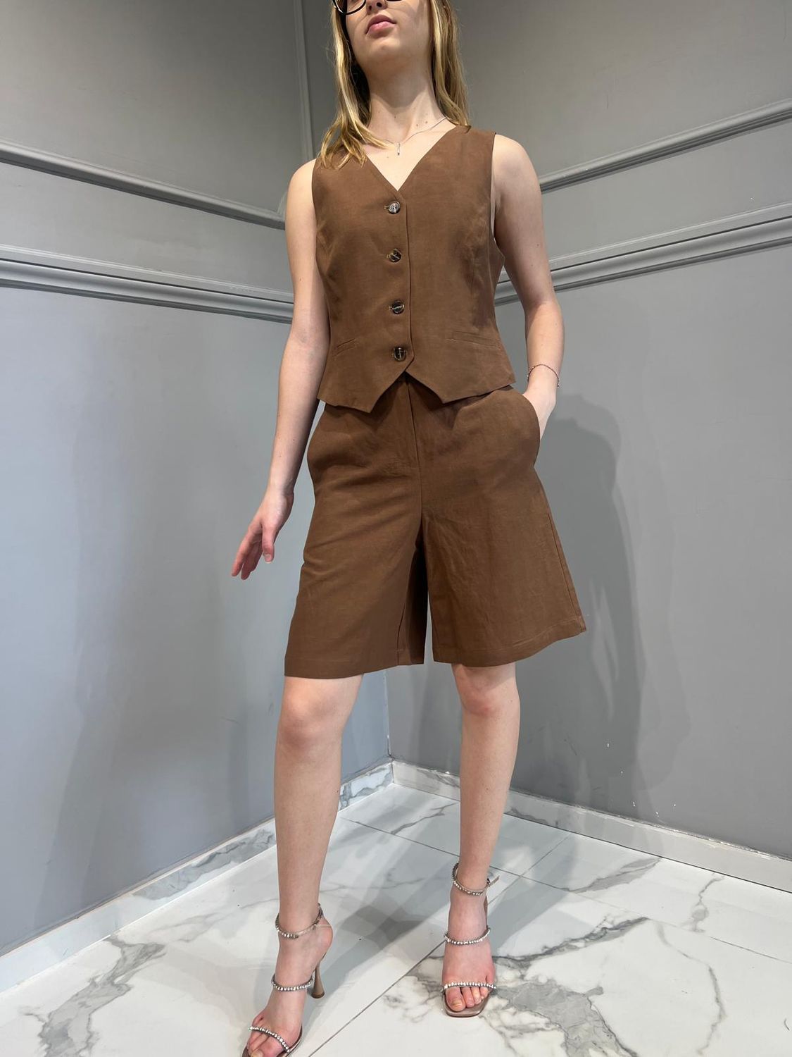 TENSIONE IN - Completo Gilet e Bermuda art: 24C2803 Cioccolato