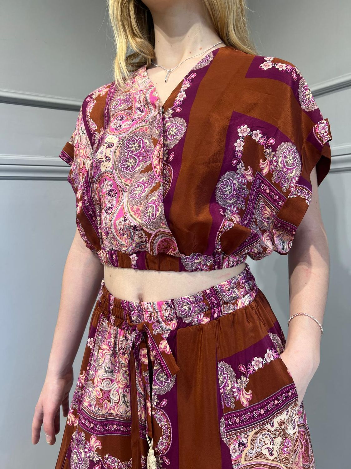 da TENSIONE IN
Tensione in-Blusa fantasia cashmere con elastico - moro/purple/rosa
SKU: ti2297-141626