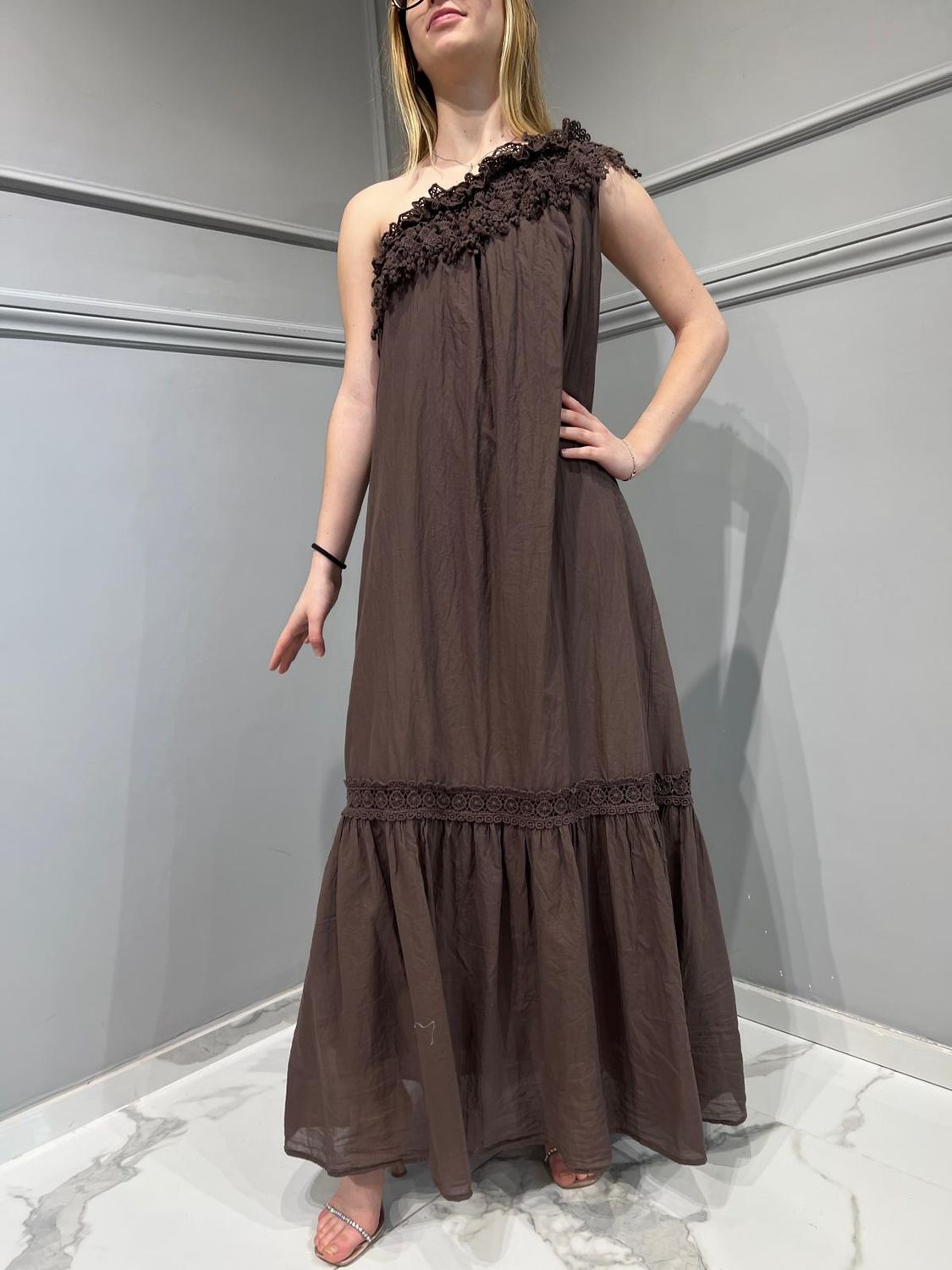 TENSIONE IN
-Abito mussola monospalla con ricami - cacao

SKU: s24ad73-142887